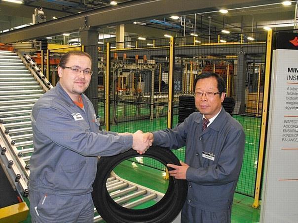 Vize-Präsident Sang-Il Lee, Geschäftsführer der ungarischen Fabrik von Hankook Tire (r.) und Péter Lantos, Leiter der Reifeninspektion. Foto: Hankook/auto-reporter.net 